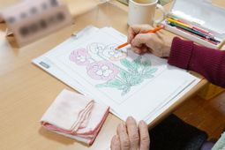 花ぬりえをする手元