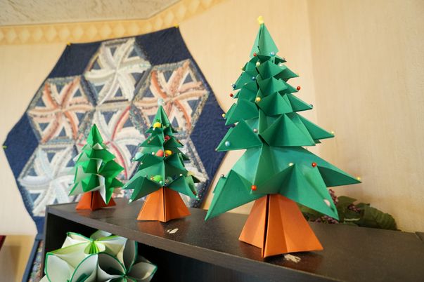 折り紙で作られたクリスマスツリー