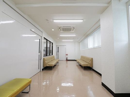 明るい廊下の休憩椅子  