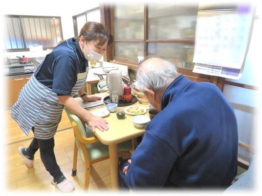 和やかな会話のキッチン