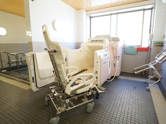 バリアフリー設計の浴室 浴室 清潔感のある明るい浴室で、利用者の安全と快適さを考えた設備が整っています。サポートが必要な方も安心してご使用いただけます。