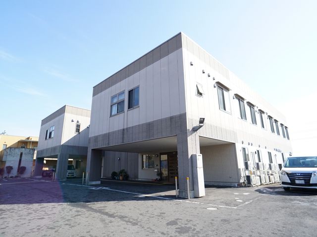モダンな建物の外観 外観 ゆとりのあるスペースが広がるモダンな建物です。日中の明るさが心地よい環境を提供しています。