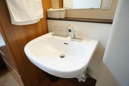 洗面所の清潔な手洗い器