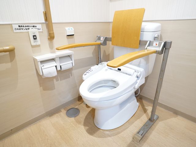 バリアフリートイレ設備 トイレ ゆったりと使いやすい配慮が施されたトイレです。手すりや安全を考慮した設計で、安心してご利用いただける環境を整えております。