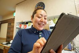笑顔のスタッフとタブレット