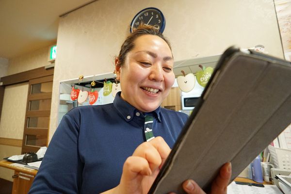 笑顔のスタッフとタブレット