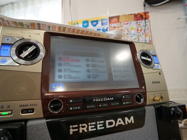 カラオケ機器とソングリスト カラオケセット 職員と利用者が一緒に歌声を楽しめる、カラオケ機器が完備された憩いの空間です。音楽を通じてコミュニケーションが図れる場を提供しています。