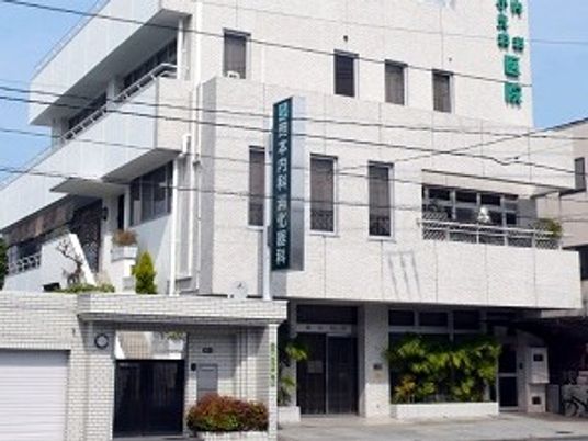 白い建物の外観  