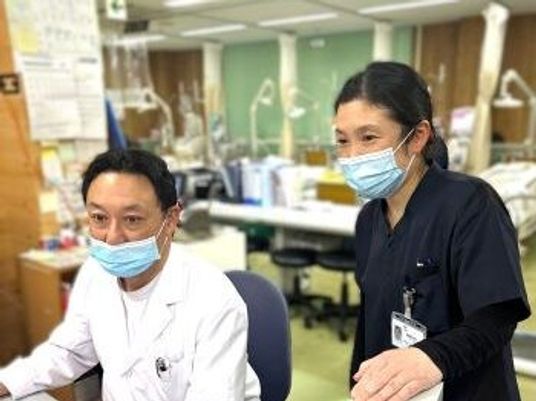 スタッフがいる明るい機能訓練室  