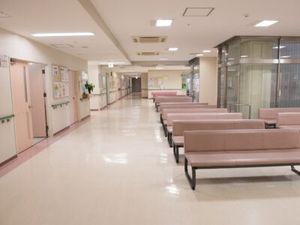 明るい廊下と待合ベンチの廊下