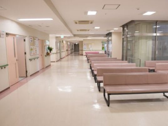 明るい廊下と待合ベンチの廊下