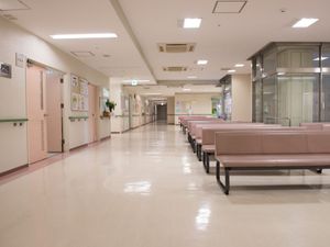 広い廊下の待合椅子  