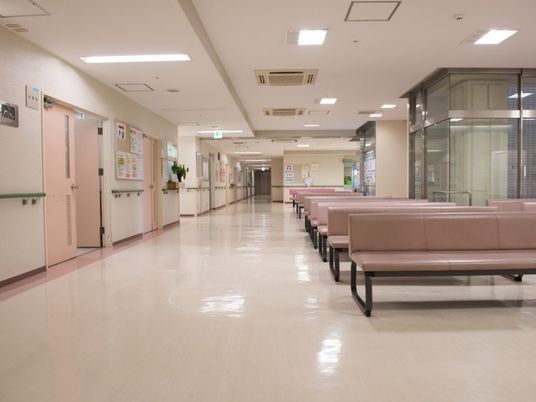 広い廊下の待合椅子  