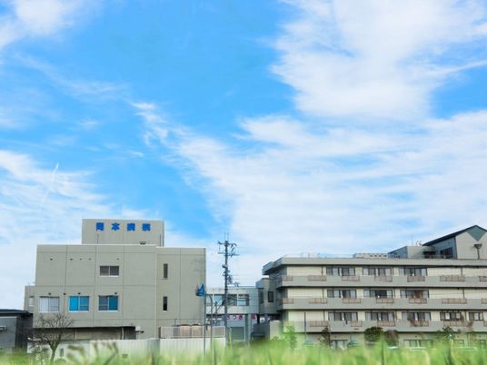 病院と建物の外観  