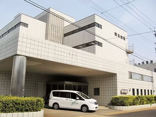 白い外観の施設正面  