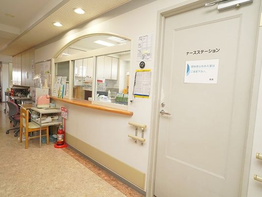 ナースステーション前の廊下  