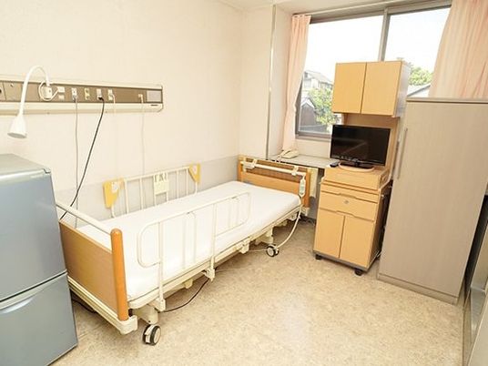 明るい個室のベッド  