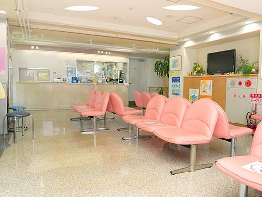 ピンク椅子の待合ロビー  