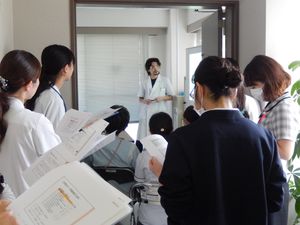 見学中のスタッフが集まる廊下  