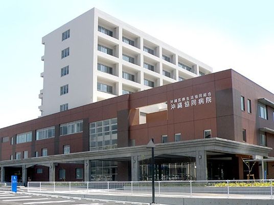 病院前の外観  