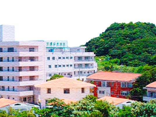 建物外観と緑の丘  