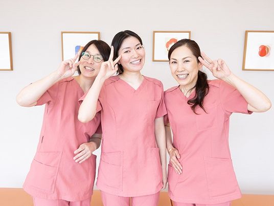 笑顔のスタッフ3人のロビー  