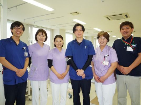 スタッフが並ぶ多目的室  