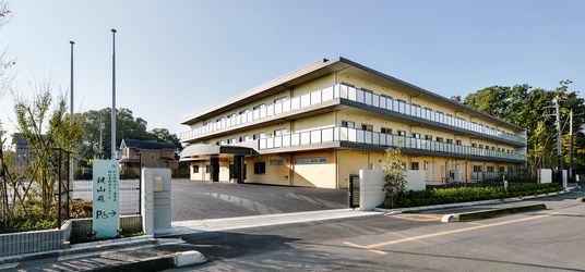 広い建物の外観  