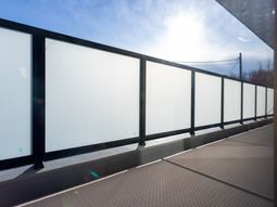 日差しが入る広いテラス