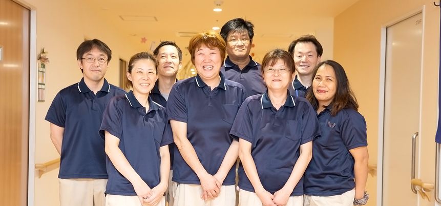 笑顔のスタッフ集合写真