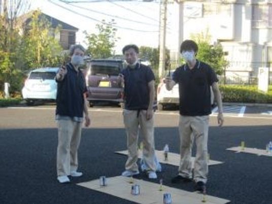スタッフが屋外で活動する様子  