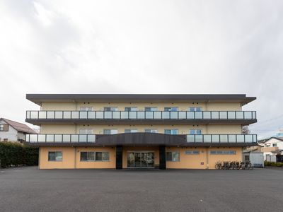広々とした建物の外観