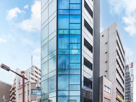 都会の建物外観  