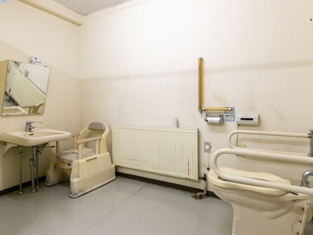 設備の整ったトイレ トイレ 手すり付きのトイレは、安全に配慮され、快適に利用できます。清潔な空間が特徴です。