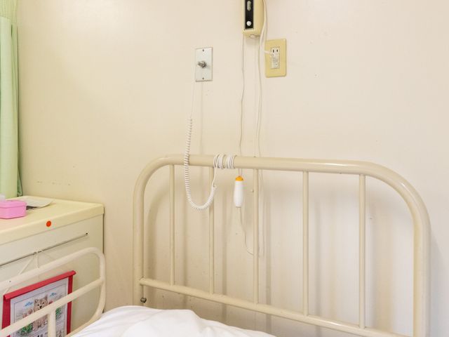 ベッドがある居室 居室 清潔で落ち着いた雰囲気の部屋です。安心できる環境で、快適に過ごせます。