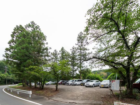 緑に囲まれた駐車場  