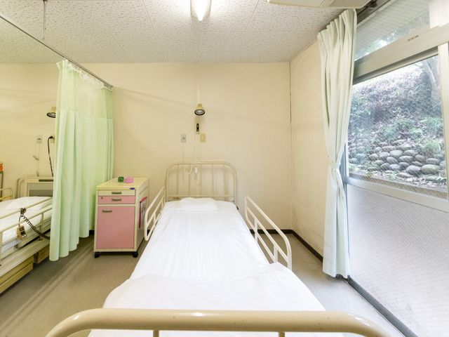 やさしい光が入る居室 居室 明るい自然光に包まれた居室では、ゆったりとした時間を過ごせます。仕事環境を考える上で大切なポイントです。
