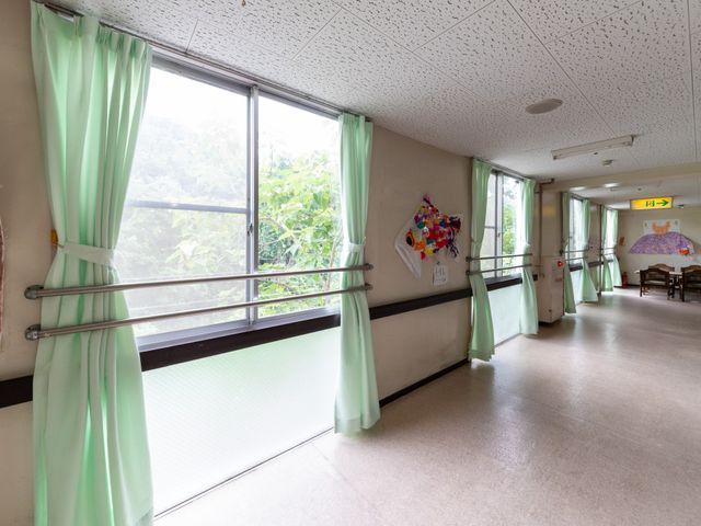 自然光の入る廊下 廊下 広くて明るい廊下には、自然の光が差し込んでいます。清潔感があり、快適に移動できます。