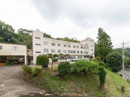 緑に囲まれた外観  