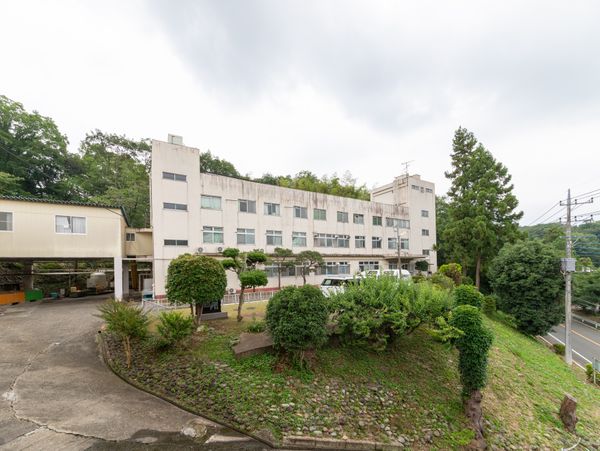 緑に囲まれた外観  