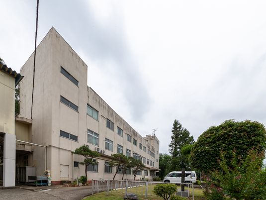広々とした建物の外観