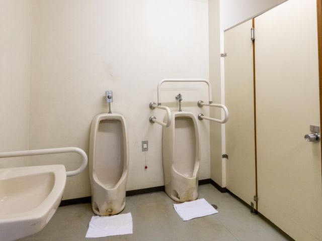 男性用トイレの設備 トイレ 手すりの付きトイレは、安全面を考慮した設計で、利用者の負担を軽減します。