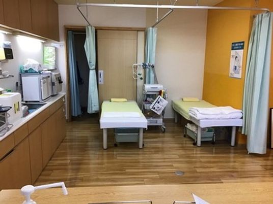 機能訓練用ベッドのある室内  