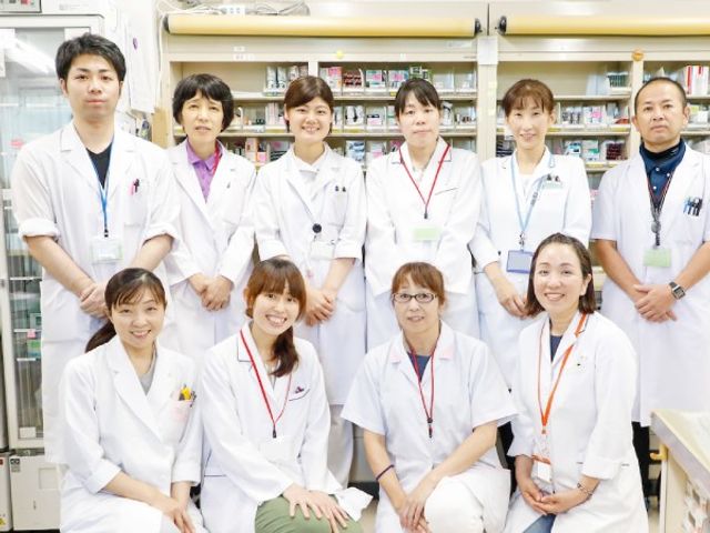 白衣のスタッフ集合 スタッフイメージ   白衣のスタッフが複数並んでおり、明るい表情で写っています。チームで支える職場の雰囲気が伝わります。