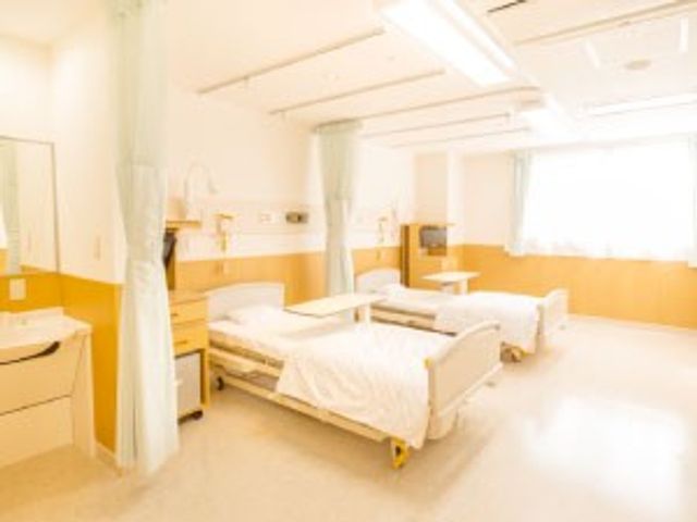 明るい居室のベッド配置 居室   自然光が入る明るい居室で、ベッドがゆったりと並んでいます。看護や見守りの動線も確保しやすそうです。