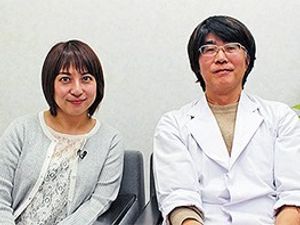 スタッフ2人の着席ポートレート  
