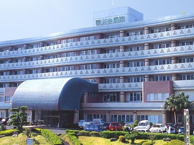 病院の外観 外観   大きな建物の正面に、ひさし付きの出入口が見えます。明るい外観で、働く場所の雰囲気をイメージしやすいです。