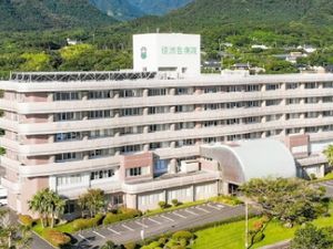 山並みを望む建物外観  