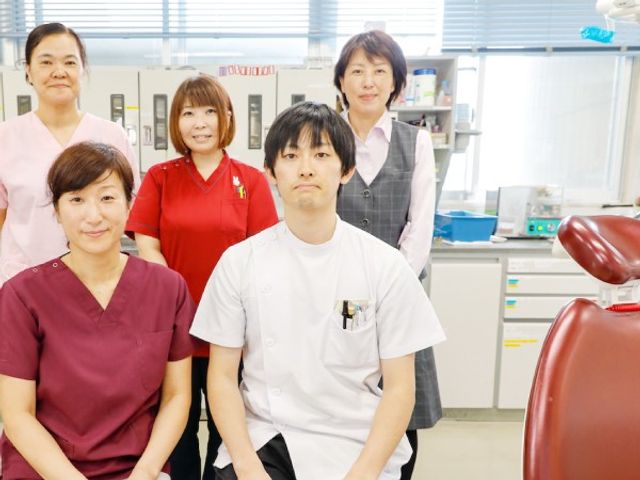 スタッフ集合の理美容室 理美容室 理美容室で働くスタッフの皆さんが並んでいます。明るい空間で、利用者さまの身だしなみを整える場面が想像しやすいです。
