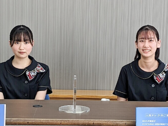 受付の女性二人  